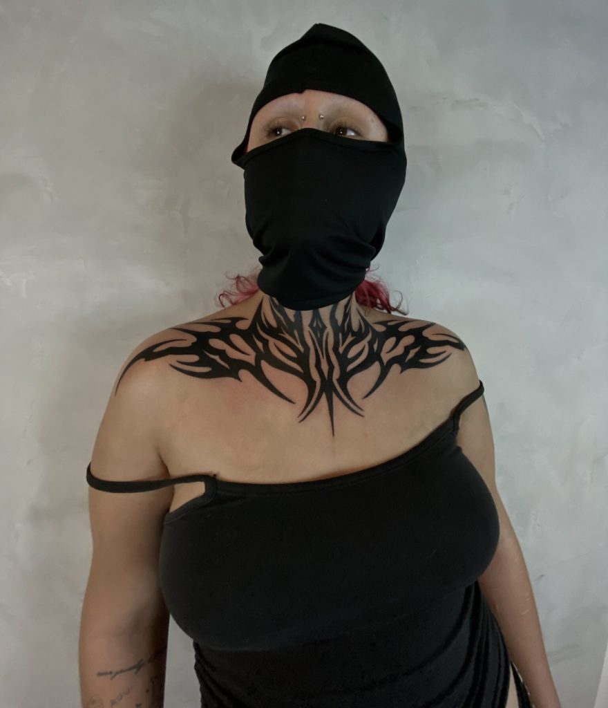 tatuagem cybertribal no pescoço feita pelo artista darko