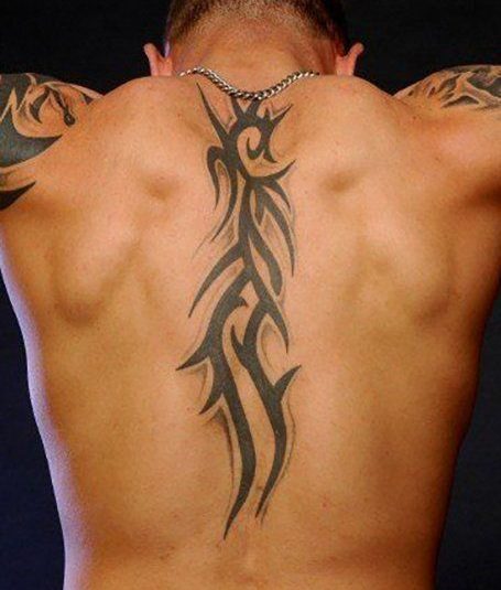 Tatuagem NeoTribal nas costas de homem, inspirada em designs dos anos 90.