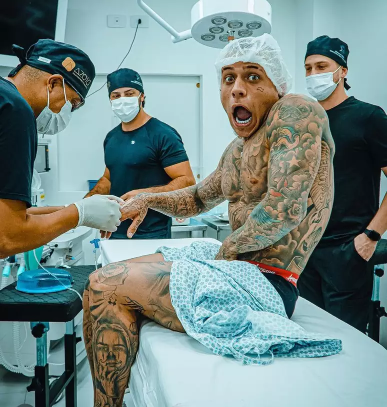Mc Pedrinho fazendo tatuagem com anestesia geral