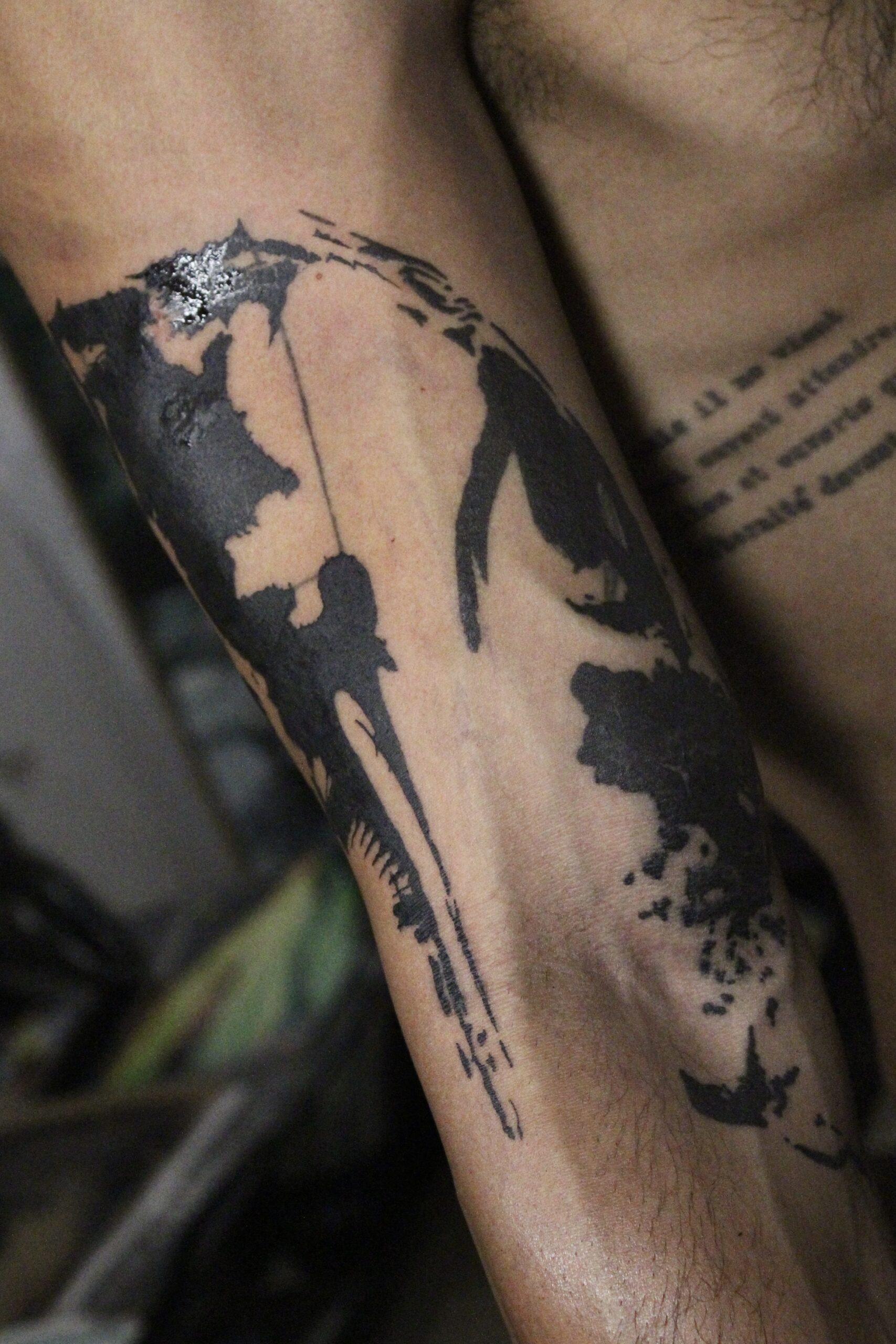 Tatuador Igor Brandão - tatuagem abstrata feita pelo artista bixxao / bixão